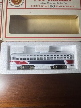 Bachmann SEPTA HO Scale Streamline PCC Lighted Trolley Car (New)